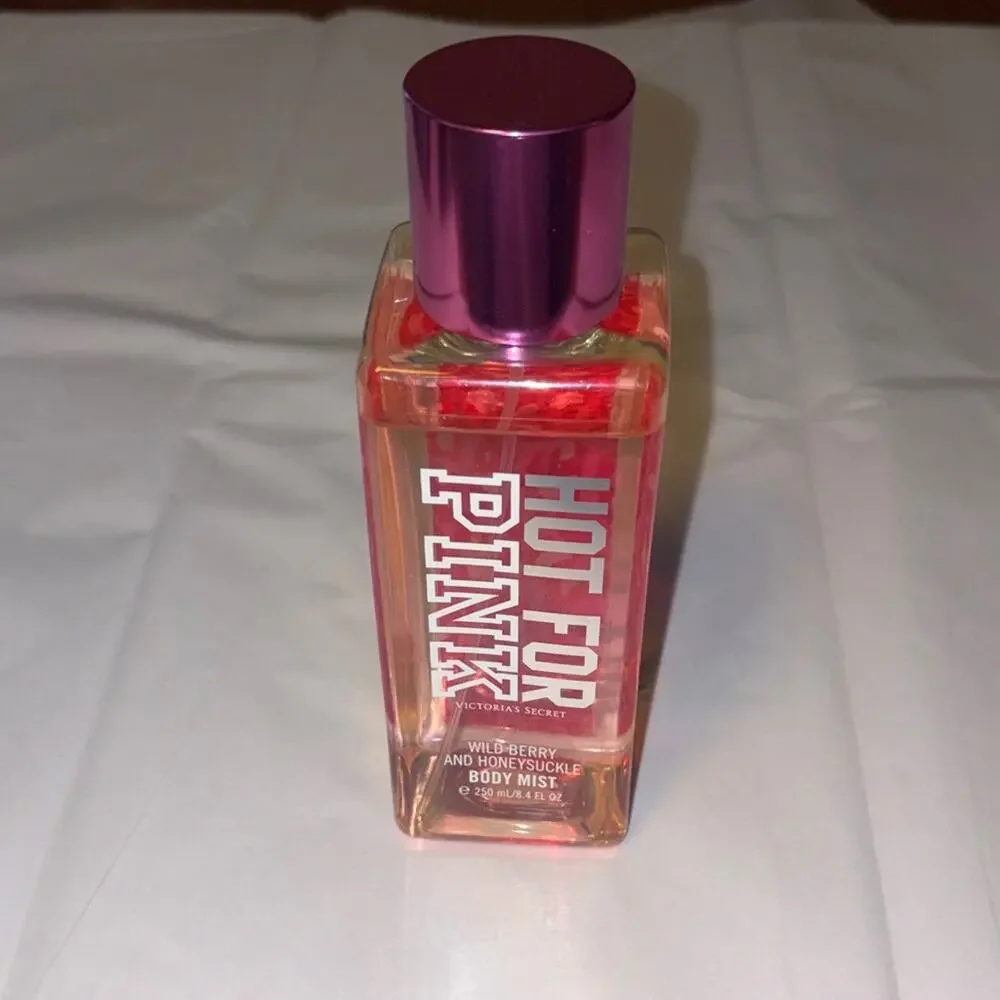Victoria’s Secret HOT FOR PINK Body Mist 8.4 oz Wild Berry and Honeysuckle